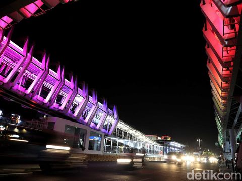 Skybridge penghubung Stasiun LRT Velodrome dengan Halte TransJakarta Pemuda, Rawamangun, terlihat indah di malam hari. Yuk kita lihat.