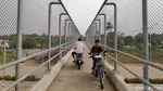 Nekat, Pemotor Lintasi JPO Demi Persingkat Waktu Tempuh