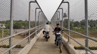 Jarak tempuh yang lebih singkat meski harus melewati JPO pun jadi pilihan para pemotor agar tak harus jalan terlalu jauh untuk putar balik maupun terjebak macet di jalan.