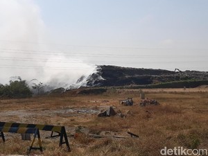 Hampir 24 Jam, Kebakaran di TPA Putri Cempo Solo Belum Padam