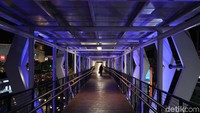 Skybridge ini memiliki panjang sekitar 500 meter dengan lebar 2 meter.