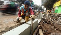 Tidak hanya galian kabel, di jalan ini juga tengah berlangsung proyek perbaikan trotoar.