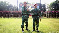 Panglima TNI Marsekal Hadi Tjahjanto melakukan salam komando dengan Komandan Koopssus Brigjen TNI Rochadi usai upacara peresmian.