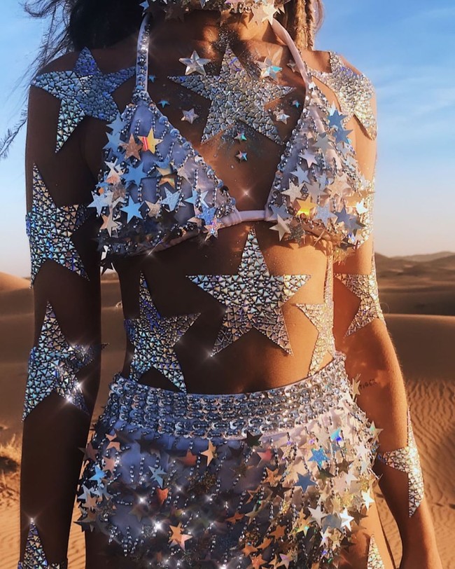 Kini wanita 26 tahun itu mengaku memiliki penghasilan 50 juta poundsterling atau sekitar Rp 850 miliar per tahunnya. Dimulai dari brand festival kecil menjadi brand gaya hidup global dengan omzet sekitar 50 juta sangat menggembirakan dan berada di tempat yang hanya bisa aku impikan saat di awal bisnis, ujar Jenna.  Foto: dok. Instagram