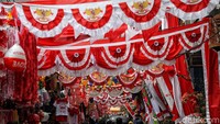 Pedagang menggelar dagangannya berupa bendera dan umbul merah putih di kawasan Pasar Mester Jatinegara, Jakarta, Selasa (30/7/2019).