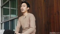 Aby menceritakan pengalaman hijrahnya dan kembali menjadi laki-laki.