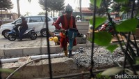 Beberapa meter kedepan pengerjaan trotoar juga tengah dikerjakan.