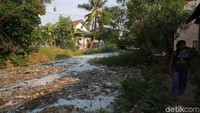 Kali Pisang Batu kembali dipenuhi limbah dan sampah rumah tangga setelah sempat dikeruk beberapa bulan lalu.