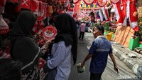 Selain bendera merah putih, pedagang juga menjajakan pernak-pernik HUT RI.