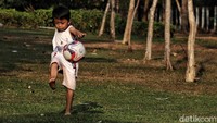 Anak-anak bisa melakukan beragam aktivitas mulai dari bermain sepakbola hingga berkumpul bersama keluarga.