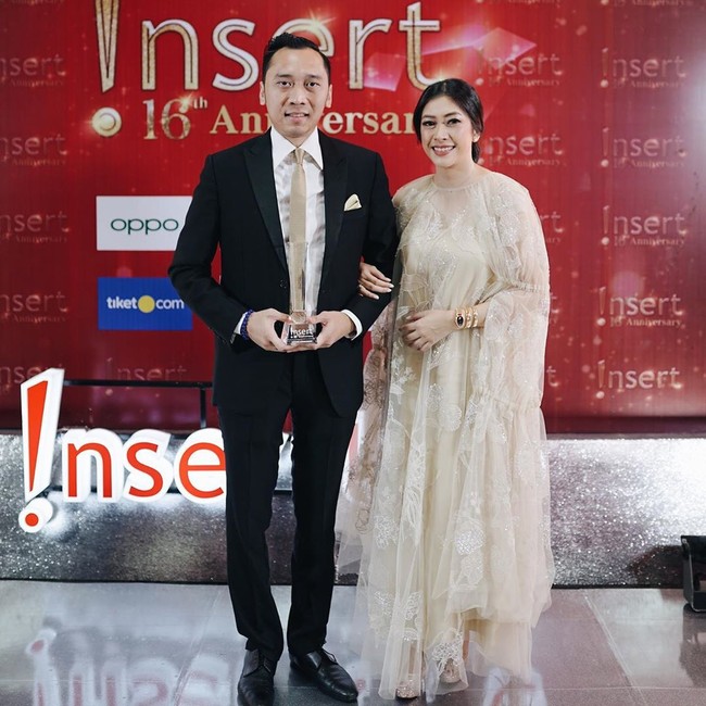 Mendampingi Edhie Baskoro Yudhoyono untuk menerima penghargaan Lifetime Achievement yang diberikan pada mendiang sang ibu, Ani Yudhoyono, Aliya Rajasa tampil bak putri dengan gaun tulle berhiasan bordir serta ruffle. Penampilannya makin terlihat feminin dengan tatanan rambut sanggul sederhana. Foto: Instagram/@ruby_26