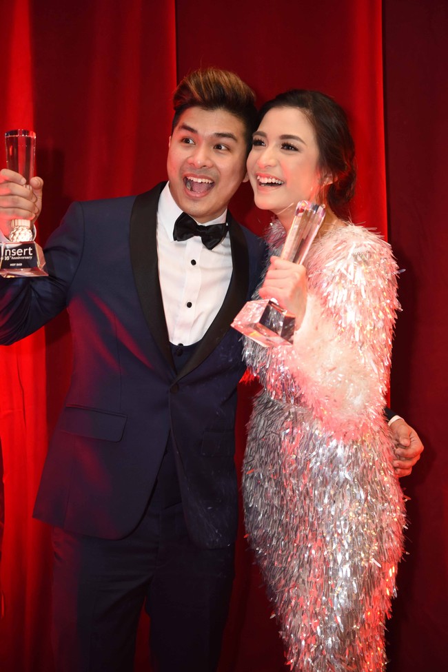 Chelsea Olivia bergaya Hollywood Classic dalam balutan gaun silver berdetail fringe. Ia mendampingi sang suami Glenn Alinskie  yang meraih penghargaan Hot Dad. Foto: Noel/detikHOT