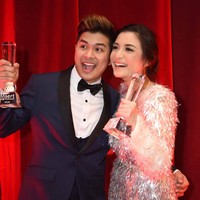 Chelsea Olivia bergaya Hollywood Classic dalam balutan gaun silver berdetail fringe. Ia mendampingi sang suami Glenn Alinskie  yang meraih penghargaan Hot Dad. Foto: Noel/detikHOT