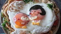 Tak hanya nasi, pemilik akun Instagram yang sudah diikuti lebih dari 67 ribu pengguna ini juga membuat egg art di atas udon. Selain lucu, udonnya jadi terlihat lebih enak, ya. Foto: Instagram etn.co_mam
