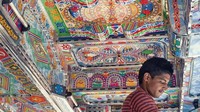 Tak sedikit pula mobil-mobil truk di India yang dihias tak hanya bagian belakang mobilnya, tetapi hingga ke bagian depan dan interior di dalam truk tersebut. Istimewa/Shantanu Suman via CNN.