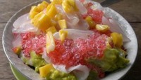 Di Jakarta Utara juga ada sajian es teler yang terdiri dari buah alpukat, nangka, dan kelapa muda yang dicampur dengan es serut yang ditata menggunung di sebuah mangkuk. Bernama Es Campur Gang 5 yang berada di Jl. Pademangan 2 Gang 5, Jakarta Utara. Foto : Istimewa
