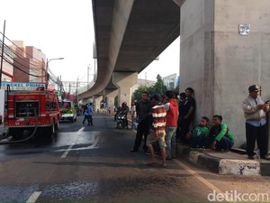 Geprek Bensu Terbakar, Jl Fatmawati Arah ke Cilandak Dialihkan