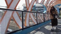 Selain itu, jembatan yang berada berdekatan dengan SMPN 29 Jakarta Pusat ini banyak dilintasi para pelajar.