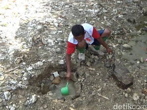 Kekeringan Parah, Warga di Sragen Mengais Air dari Dasar Sungai
