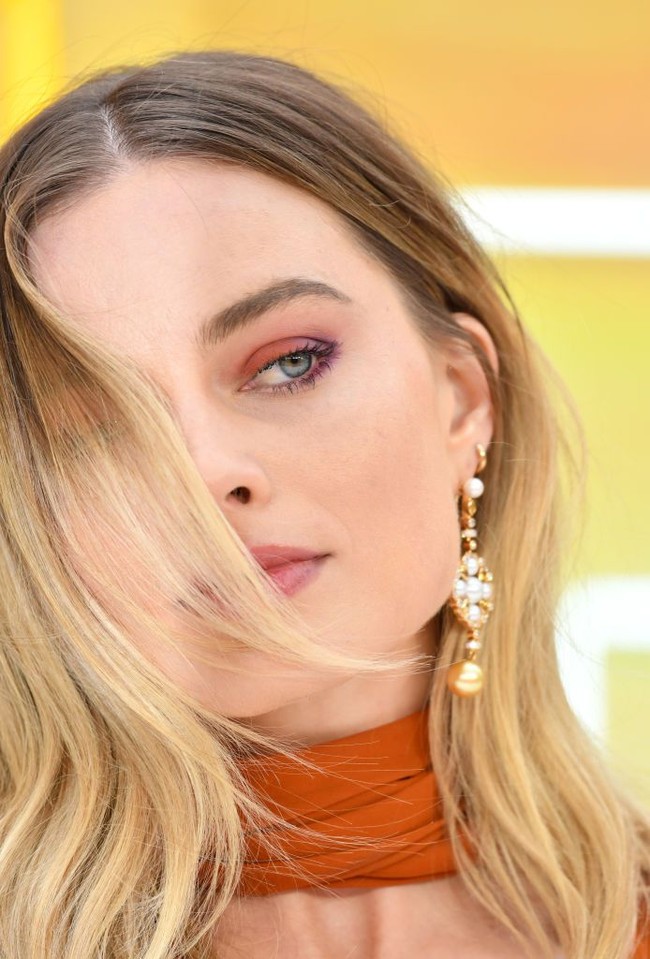 Tidak ketinggalan, anting emas bergaya vintage dengan aksen mutiara dari Chanel. (Foto: Getty Images)