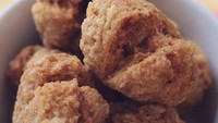 Kalau yang ini versi bakso goreng padat. Ini karena adonannya tak memakai banyak bahan pengembang. Foto : Instagram @baksogorengcihuy