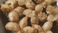 Kalau dibelah-belah bakso akan mekar dan mengembang. Tentu saja rasanya makin gurih enak. Foto : Instagram @bagor_nyahmoy
