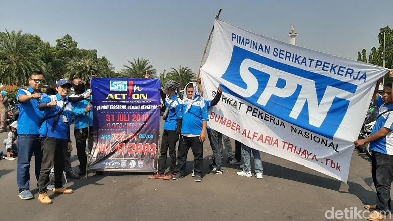 Massa Buruh Demo Tolak Revisi UU Ketenagakerjaan di Monas Massa Buruh Demo Tolak Revisi UU Ketenagakerjaan di Monas