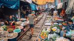 Dilintasi Kereta Api, Pasar Tradisional Mae Klong Jadi Destinasi Wisata Unik