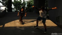 Menjelang sore, biasanya dipenuhi warga yang ingin bermain.