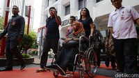 Rieke mengatakan kedatangannya mendampingi drg Romi ke Kemendagri untuk berkonsultasi dengan Mendagri Tjahjo Kumolo dan Dirjen Otonomi Daerah.