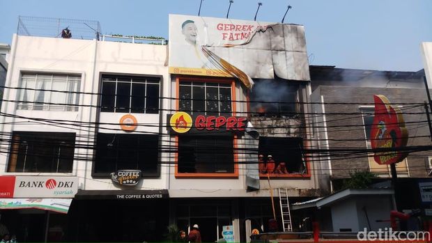 Geprek Bensu Terbakar, Jl Fatmawati Arah ke Cilandak Dialihkan