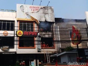Usai Dipadamkan, Polisi Langsung Pasang Police Line di Geprek Bensu Fatmawati