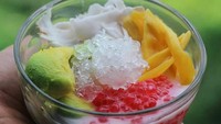 Campuran mutiara tapioka, alpukat, kelapa muda dan buah nangka disajikan dalam mangkuk mini dengan kuah yang manis dan segar. Es Teler di kedai Kopi Legit ini dibanderol seharga Rp.35.000. Foto : instagram @jakartarandomeats  