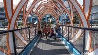 Keberadaan Jembatan Ketupat ini menambah daftar deretan jembatan unik nan instagramable yang ada di ibu kota.  