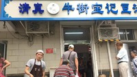 Sejumlah toko yang lebih besar di Beijing telah mengganti logo tulisan bahasa Arab mereka dengan istilah bahasa China untuk halal, yakni qing zhen. Sedangkan toko-toko lainnya hanya menutup logo bahasa Arab tersebut dengan stiker atau plester. Stringer/Jason Lee/Reuters.