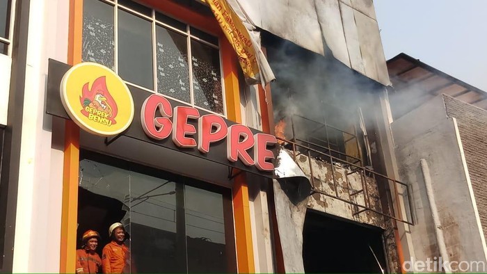 Kebakaran Geprek Bensu di Fatmawati (Farih/detikcom) Kebakaran Geprek Bensu di Fatmawati (Farih/detikcom)