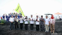 Lewat Festival Cacalan, Banyuwangi ingin mengenalkan wisata Pantai Cacalan yang masih di kawasan kota. Pantai ini akan dijadikan pusat kuliner ikan bakar dan minuman segar jus jambe. (Ardian Fanani/detikcom)