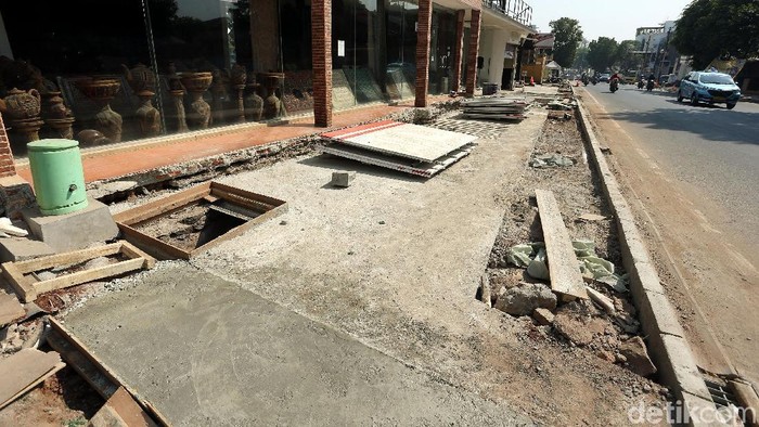 Pemerintah DKI Jakarta melakukan revitalisasi trotoar di sepanjang Jalan Kemang, Rabu (31/7/2019). Penataan trotoar itu ditargetkan rmpung pada akhir 2019.