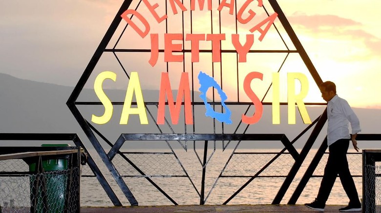 Jokowi Samosir Presiden Joko Widodo mengunjungi Dermaga Jety Samosir di kawasan Pantai Pasir Putih, Samosir, Sumut, Selasa (30/7/2019). Kedatangan Presiden itu untuk meninjau pengembangan wisata di kawasan Danau Toba yang akan dijadikan destinasi wisata berkelas dunia.