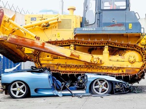 Tanpa Ampun! Tak Pernah Bayar Pajak Ferrari Ini Digilas Buldoser