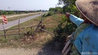 Anehnya, pocong itu justru sering memperlihatkan diri kepada warga luar Desa Kedungwaru. Katanya sih kadang ada suara tangis di situ. Ada juga membonceng pengendara motor yang lewat, lanjutnya.