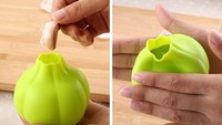 Bagi yang tak mau kena bau bawang putih saat menghancurkannya, pakai saja alat ini. Cukup masukkan siung bawang putih lalu remas dari luar. Foto: Istimewa
