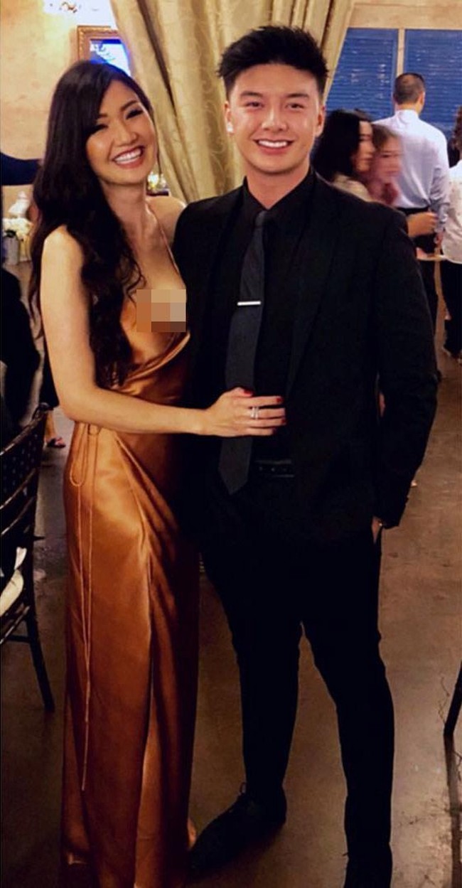 Tak sedikit juga dari mereka meminta tips dan menuntut untuk mengetahui rahasia di balik penampilan ibu Jonathan yang awet muda. Pria yang kini tinggal di Los Angeles ini pun menjawab bahwa rahasia penampilan ibunya yang tak menua adalah berolahraga dan menghindari makanan olahan serta menjalani diet keto yang ketat Foto: Instagram