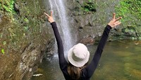 Namun saat berfoto di air terjun, fotonya ini ramai diprites netizen Indonesia. Mereka membandingkan air terjun di Hawaii dengan curug Bogor. (lalalalisa_m/Instagram)