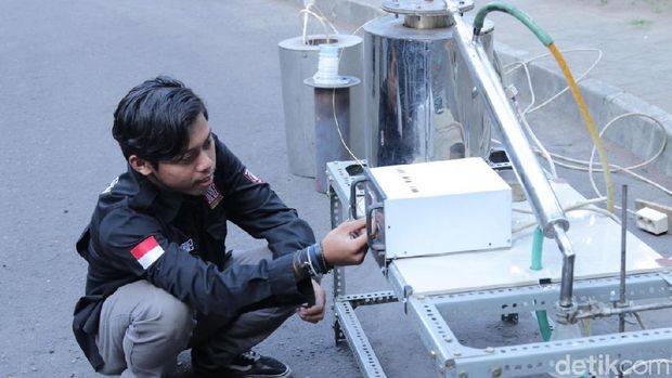 Dengan Alat Ini Mahasiswa UGM Ubah Limbah Anorganik Jadi Bahan Bakar