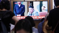 Terakhir kali, Korut meluncurkan rudal pada 25 Juli lalu. Saat itu, ada dua rudal balistik jarak pendek jenis baru yang diluncurkan ke Laut Timur. Peluncuran rudal Korut itu menjadi yang pertama sejak pemimpin Korut Kim Jong-Un dan Presiden AS Donald Trump bertemu di Zona Demiliterisasi (DMZ) yang memisahkan kedua Korea pada 30 Juni lalu. Dalam pertemuan mendadak di DMZ, keduanya sepakat membangkitkan kembali perundingan nuklir yang buntu. Foto: AP Photo/Ahn Young-joon