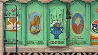 Beragam gambar menghiasi bagian mobil truk di India. Istimewa/Shantanu Suman via CNN.