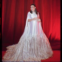 Ayu Dewi tampil dengan gaun putih dramatis beraksen fringe rancangan Eddy Betty. Ibu satu anak ini melengkapi penampilannya dengan anting statement model teardrops. Ayu meraih penghargaan sebagai Favorite Family bersama keluarga kecilnya versi Insert. Foto: Instagram/@mrsayudewi