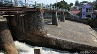 Sebelumnya, Dam ini menerima aliran air dari 14 buah sub sungai yang melintasi wilayahnya. Air ini kemudian disalurkan melalui 6 buah pintu air.
