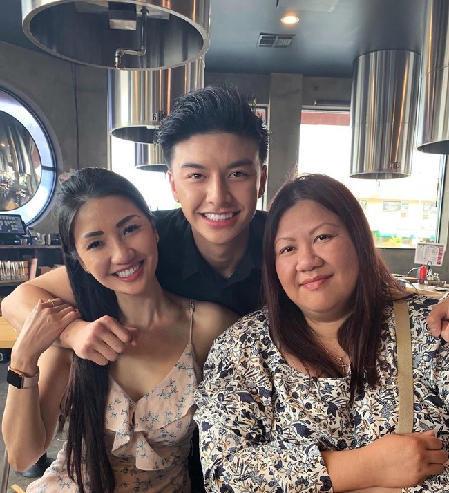 Pria Vietnam bernama Jonathan Nguyen telah membuat ribuan orang terpana setelah serangkaian foto ibunya yang awet muda muncul secara online. Memiliki seorang ibu muda Asia sangat bagus sampai Anda melihat seseorang seusiamu menembaknya, tulis Jonathan dalam grup Facebook Subtle Asian Traits. Foto: Facebook